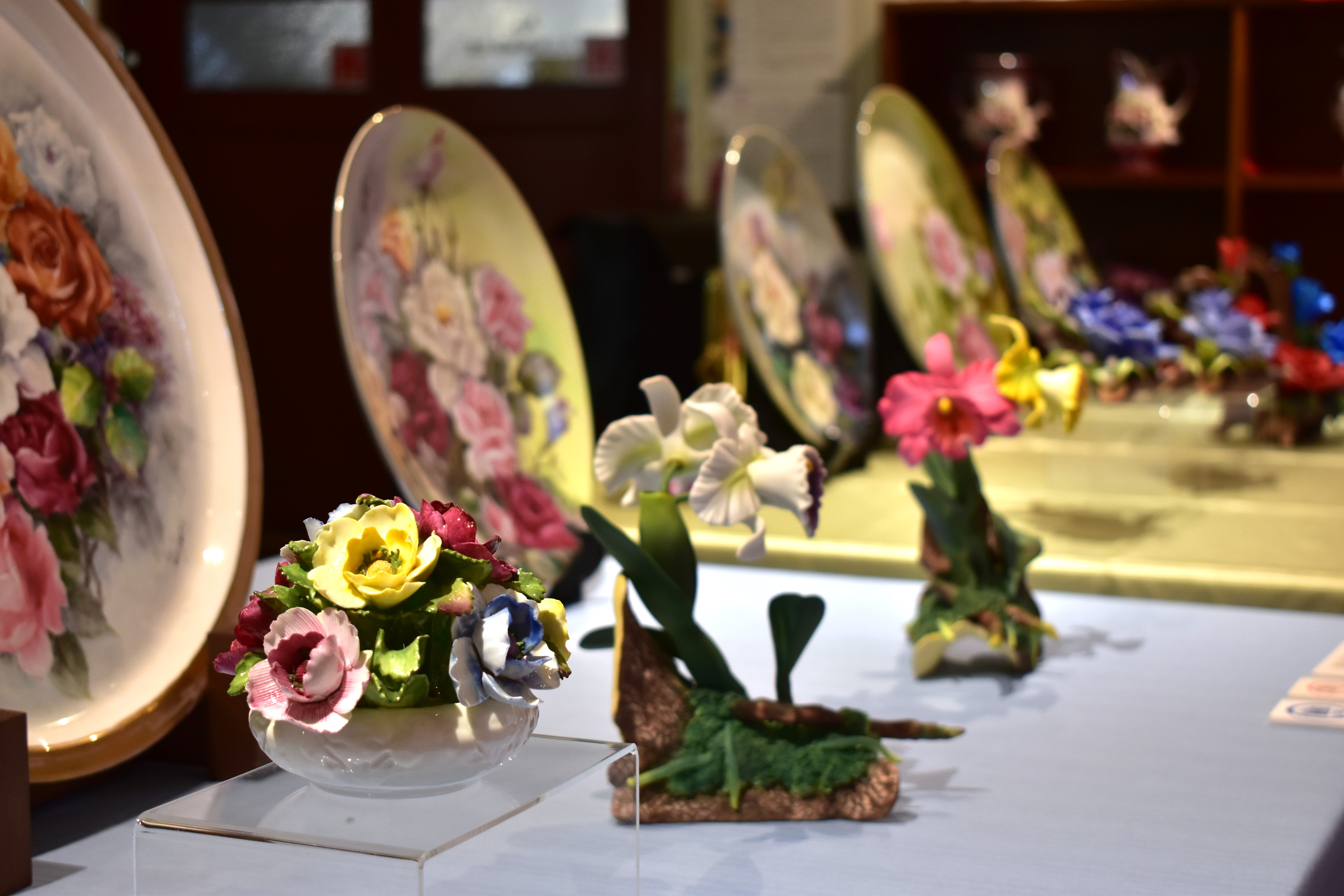 きらびやかな世界「陶器の花」展　本日より開幕しました！